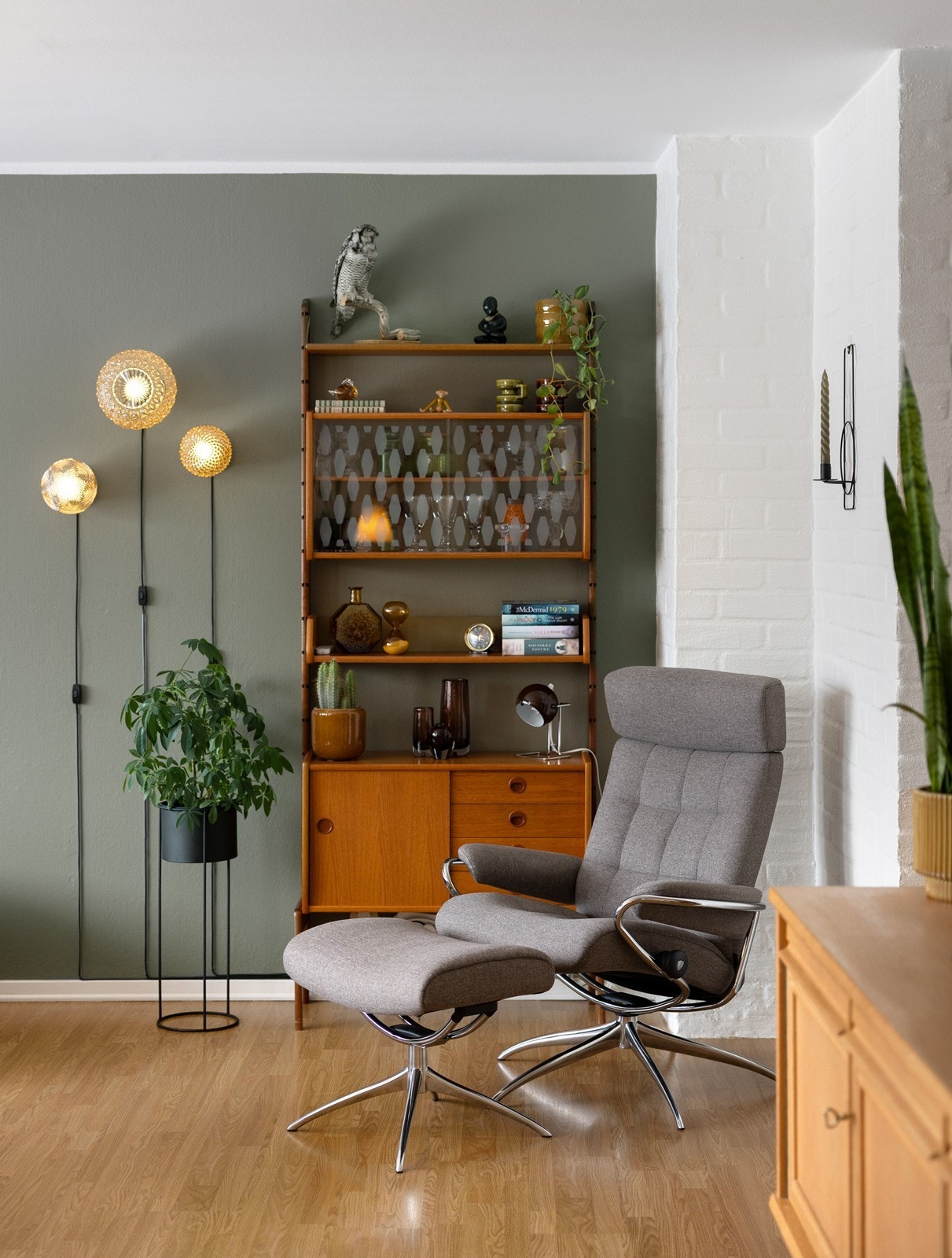 I stuen er det plass til sofaseksjon, tv-møbel og spisegruppe. Galleribilde