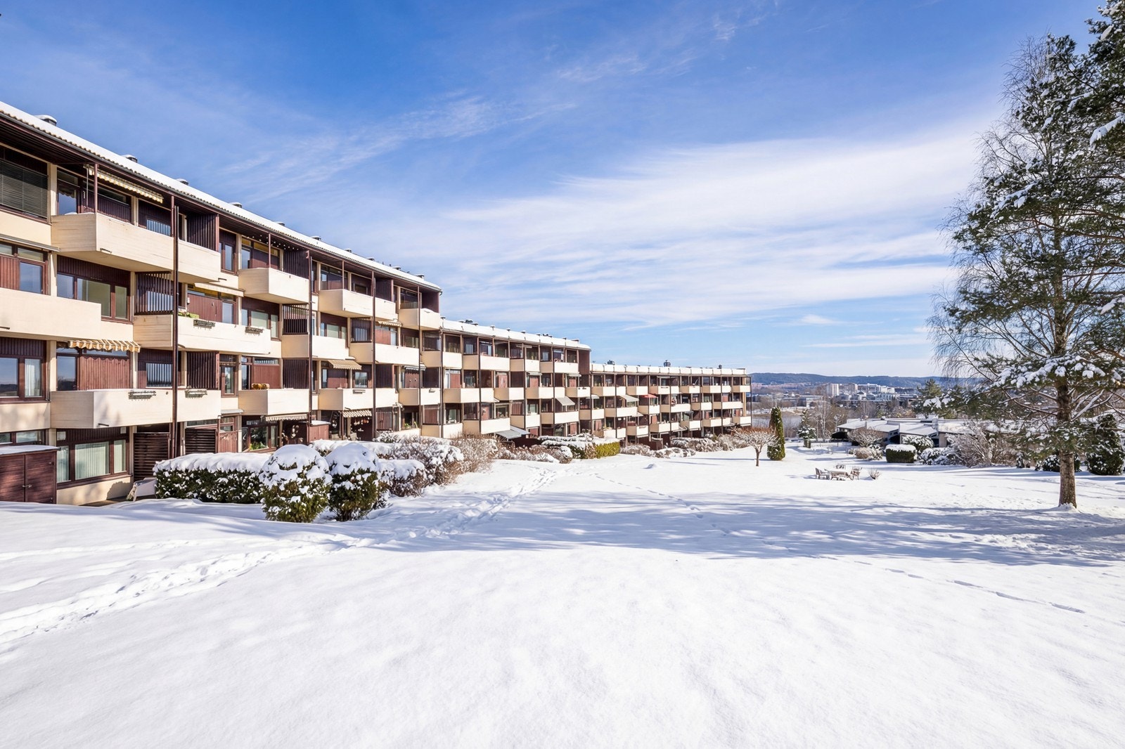 Beliggenheten er svært sentral på Strømmen med både buss og tog innenfor få minutter gange. Galleribilde