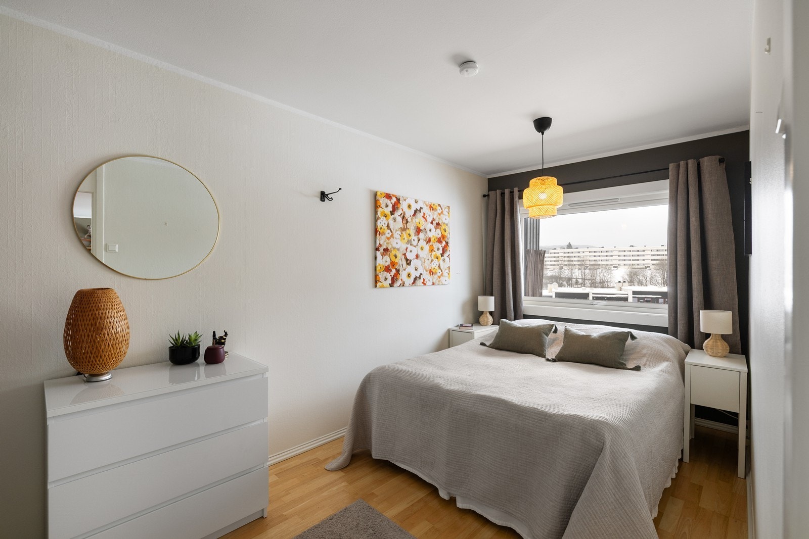 Boligen har to soverom. Hovedsoverommet har plass til dobbeltseng med tilhørende nattbord. Galleribilde