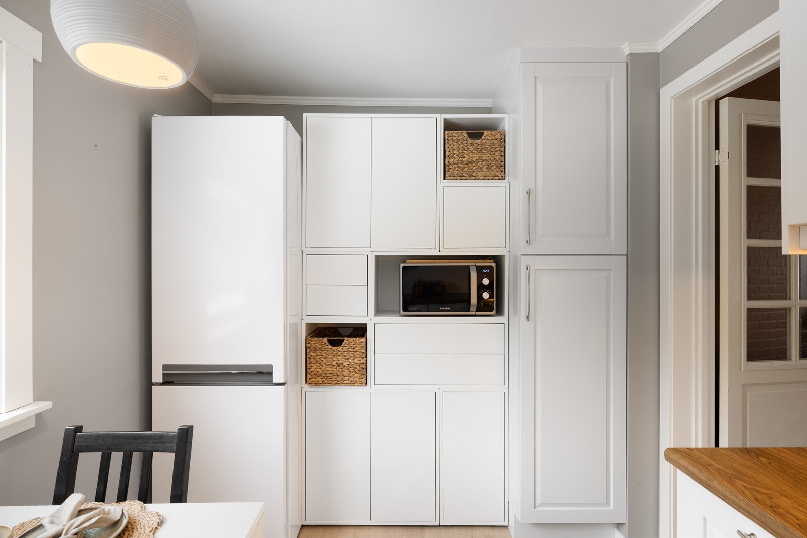 Det er plass til frittstående kjøleskap. Galleribilde