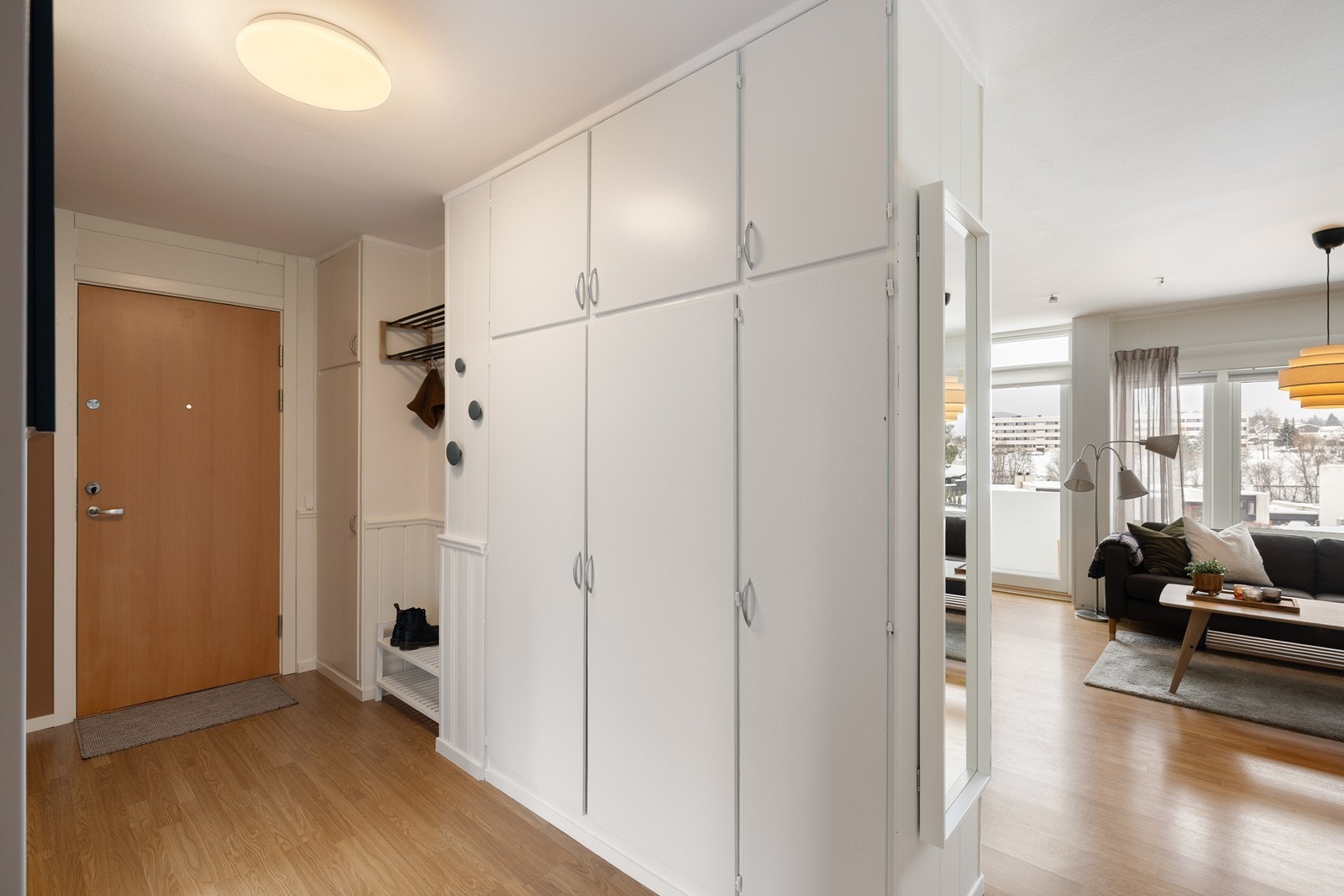 Boligen har en lys entré med plass til å henge fra seg yttertøy og sette fra seg sko. Galleribilde