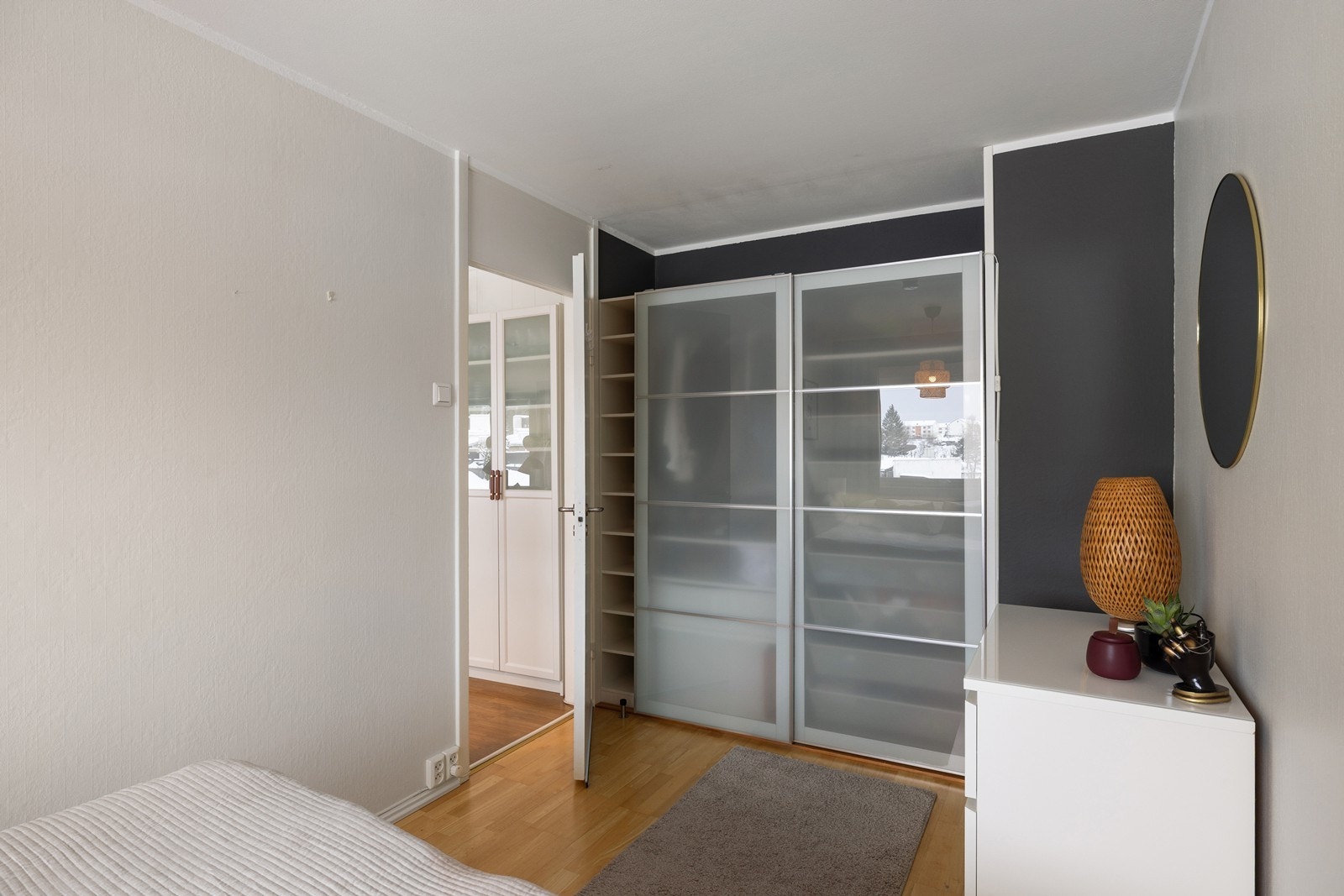 Videre er det plass til klesoppbevaring i garderobeløsning. Galleribilde