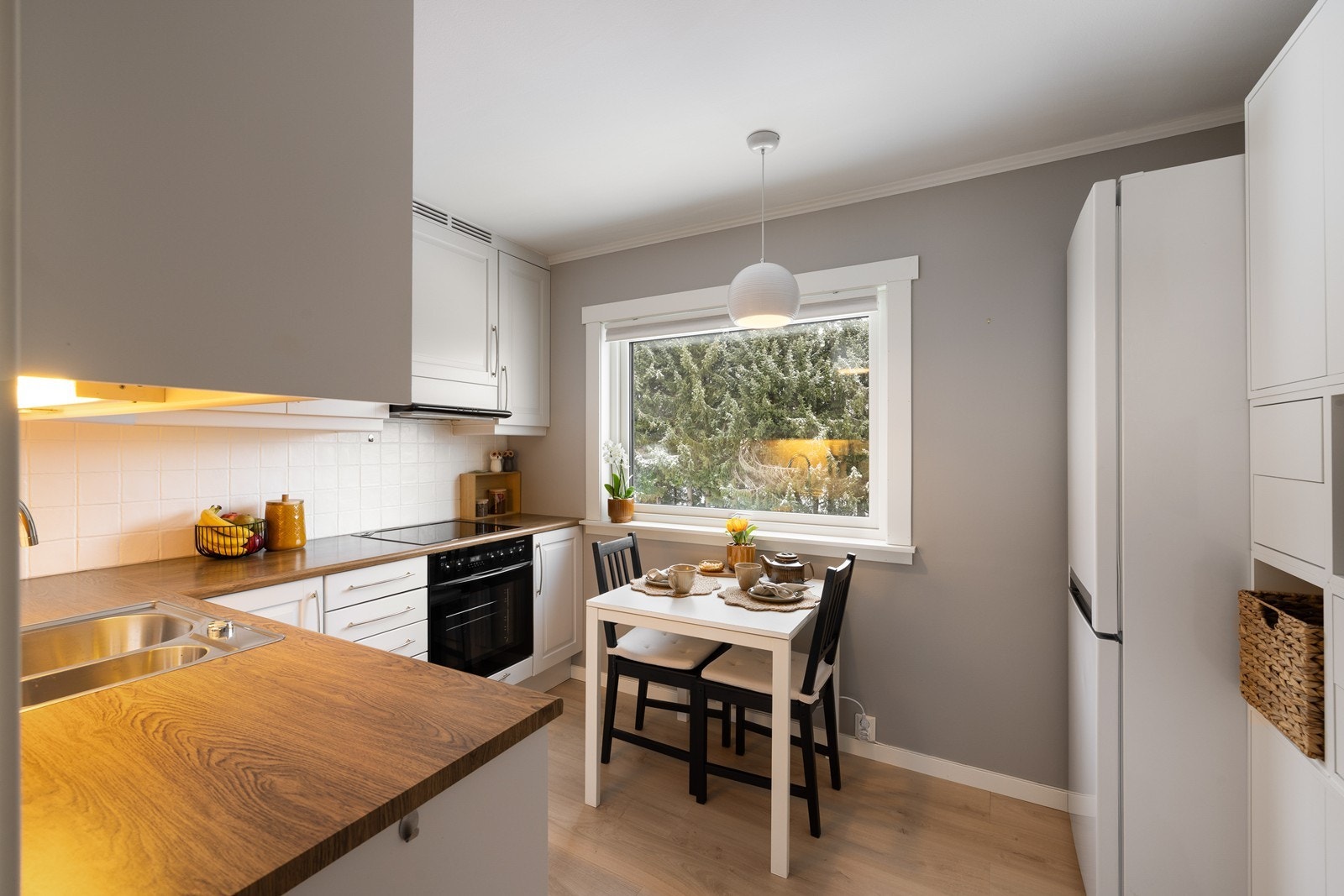 Kjøkkenet er separat, og byr på rikelig med benk- og skapplass. Galleribilde