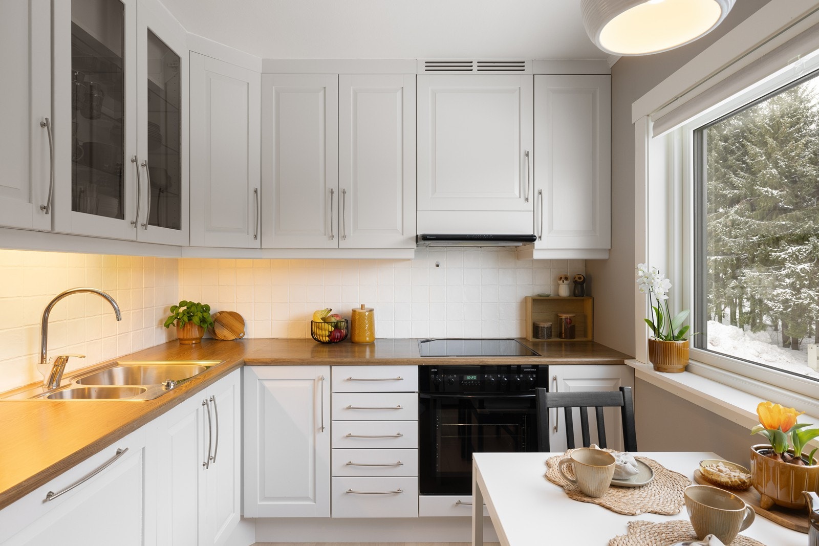 Det er fliser mellom over- og underskap. Galleribilde