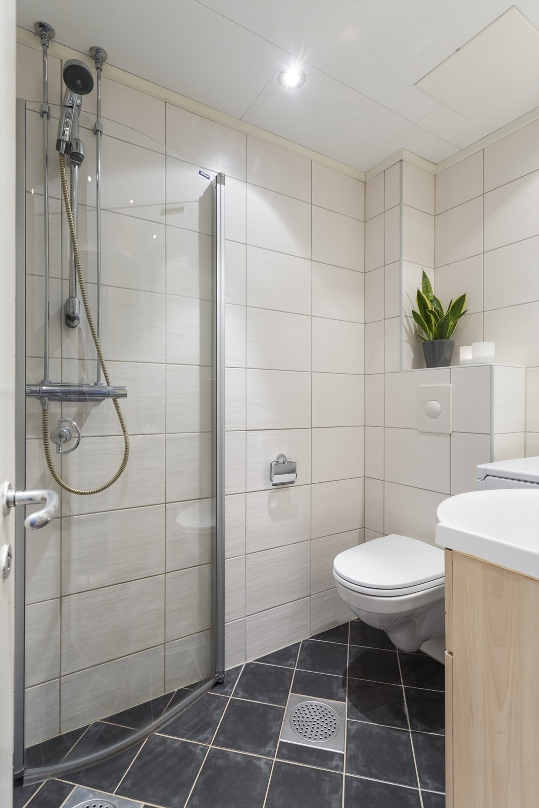 Badet ble pusset opp i regi av borettslaget i 2005 og fremstår moderne med flislagte overflater. Galleribilde