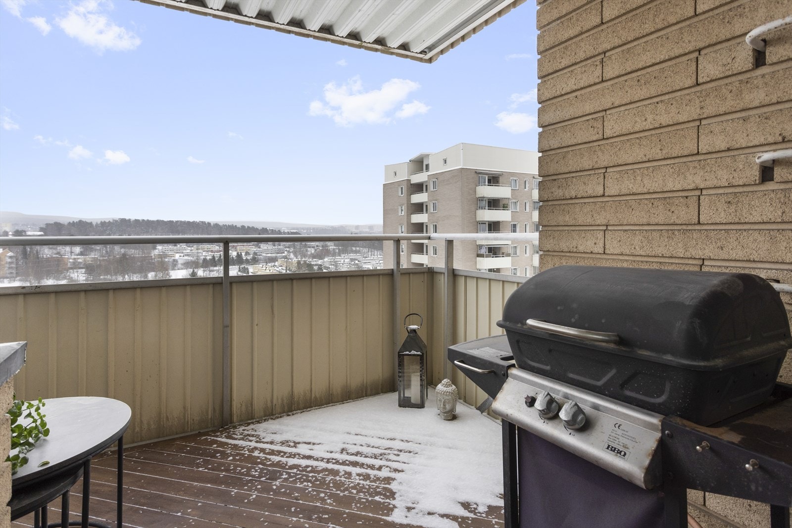 Den romslige balkongen på 7,6 m² har god plass til utemøblement, grill og beplantning. Galleribilde