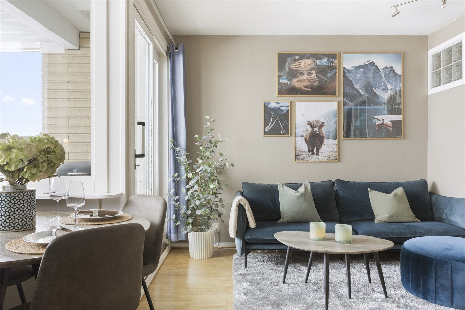 Det er moderne overflater med slettmalte vegger og lyst gulv. Galleribilde