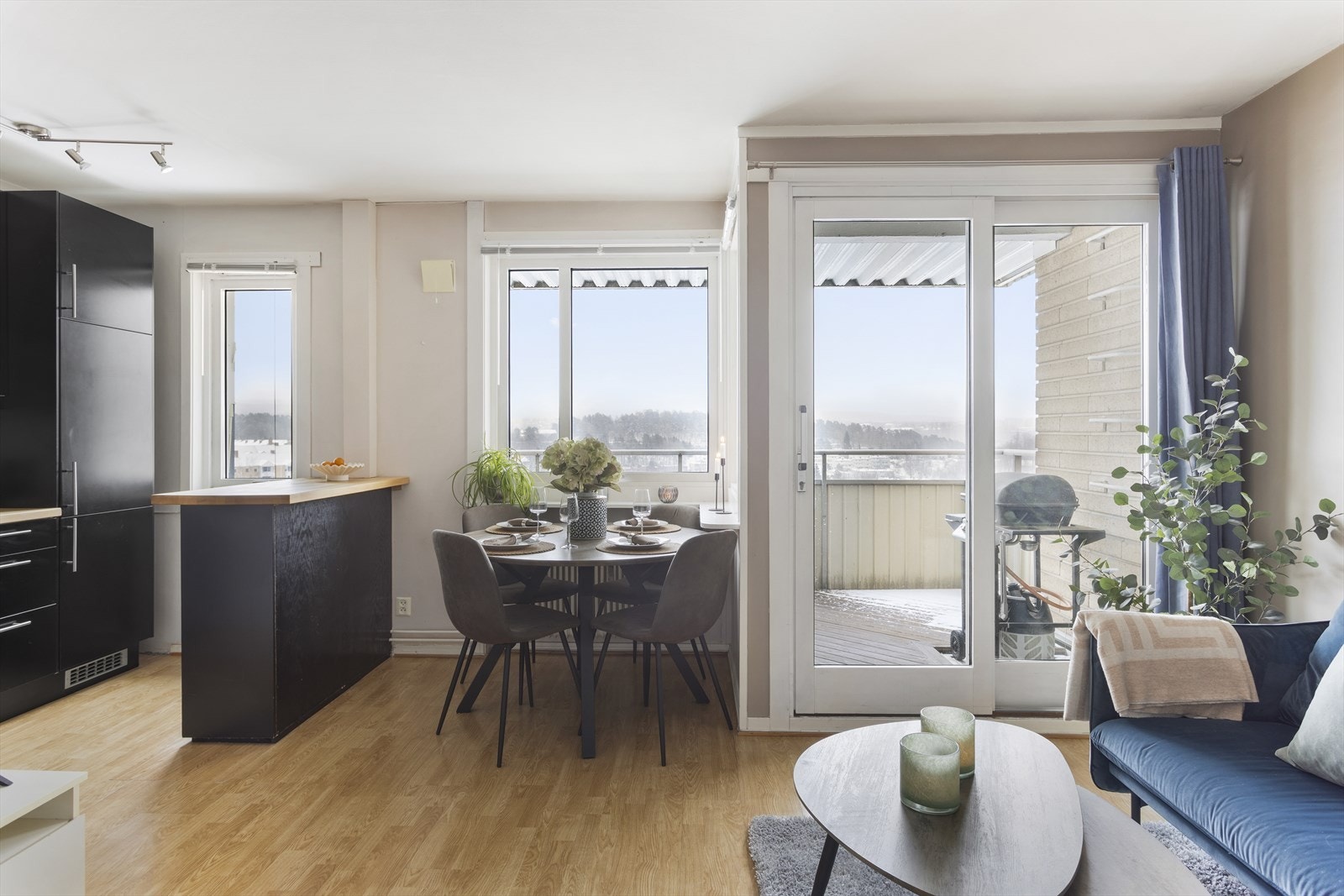 Fra stuen er det direkte utgang til balkongen via en skyvedør. Galleribilde