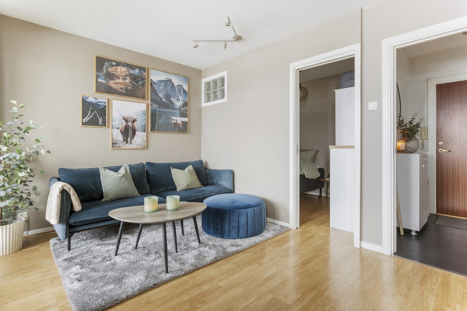 En smart lettvegg skiller sovealkoven fra stuen, og skaper en definert og privat sovesone. Galleribilde