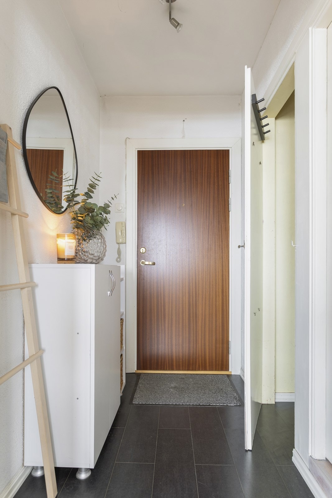 Entrédøren er brann- og lydklassifisert, og det er installert dørtelefon. Galleribilde