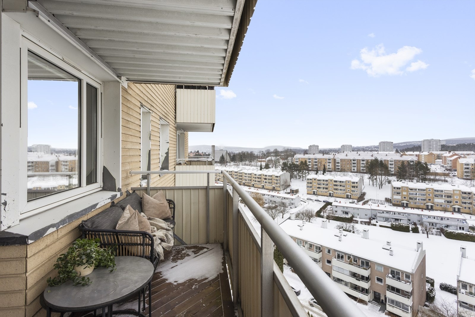 Her bor du høyt og fritt i 9. etasje med en vidstrakt utsikt over nærområdet. Galleribilde