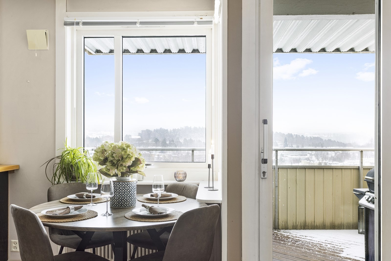 Balkongen er overbygget og fungerer som en naturlig forlengelse av stuen i sommerhalvåret. Galleribilde