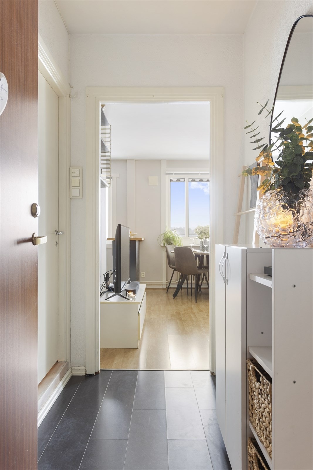 Entréen ønsker deg velkommen inn og leder videre til leilighetens oppholdsrom. Galleribilde