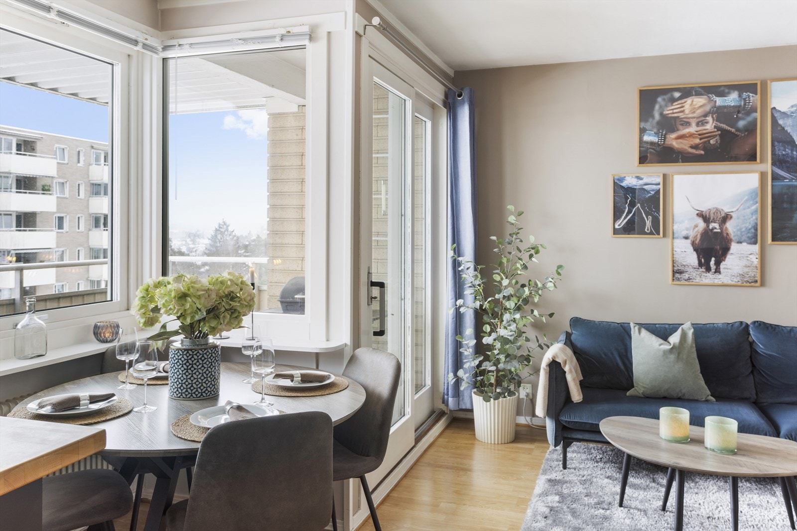 Her kan måltidene nytes med fantastisk utsikt, takket være de store vinduene ved spiseplassen. Galleribilde