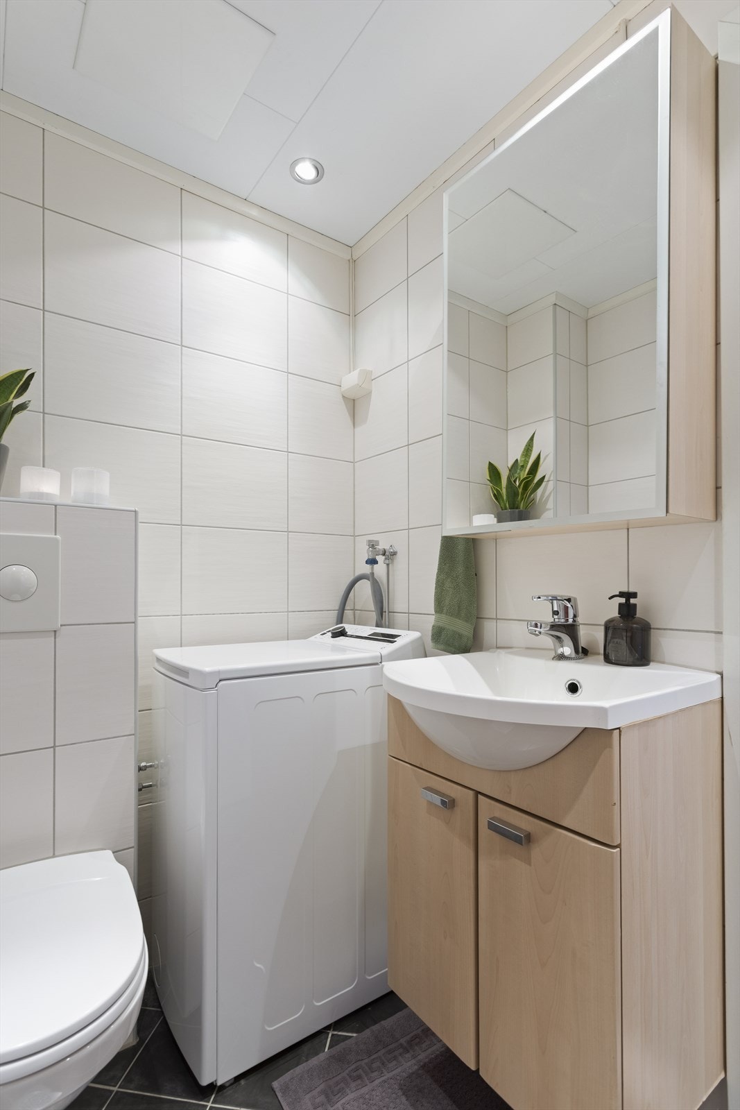 Her er det flislagt gulv med elektriske varmekabler og downlights i himlingen for god belysning. Galleribilde