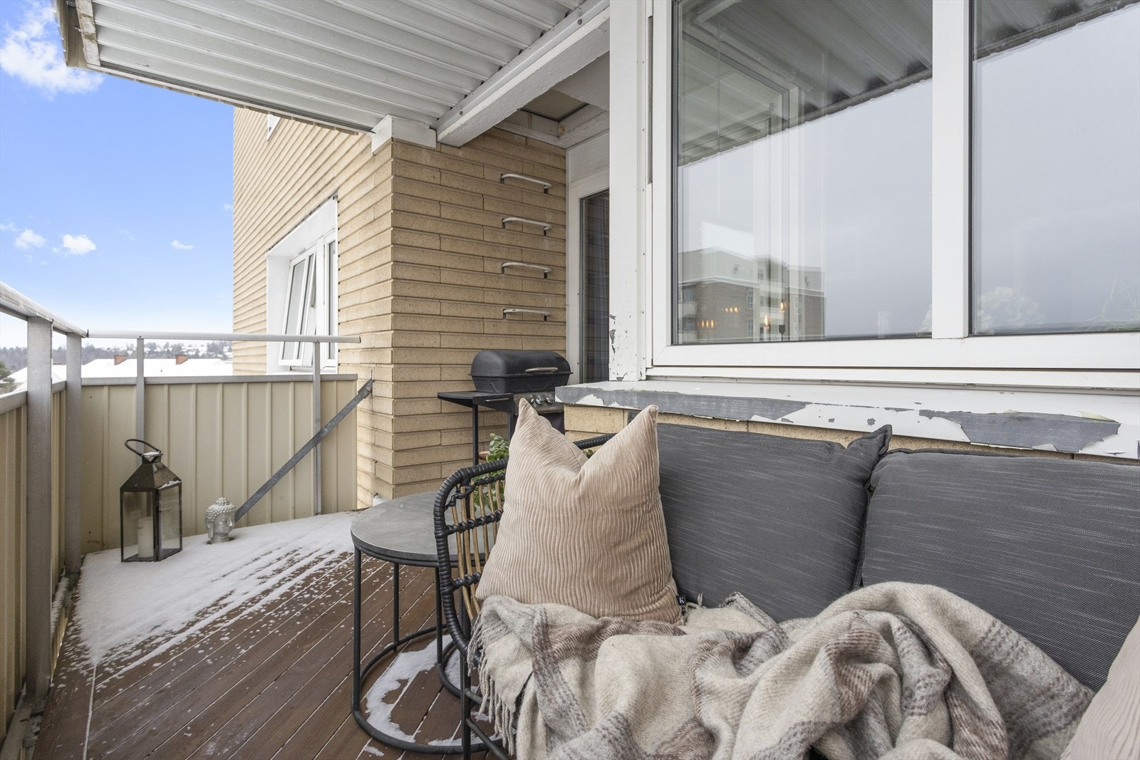 Treverket ble pusset og beiset i 2021, noe som gir et pent og velstelt inntrykk. Galleribilde