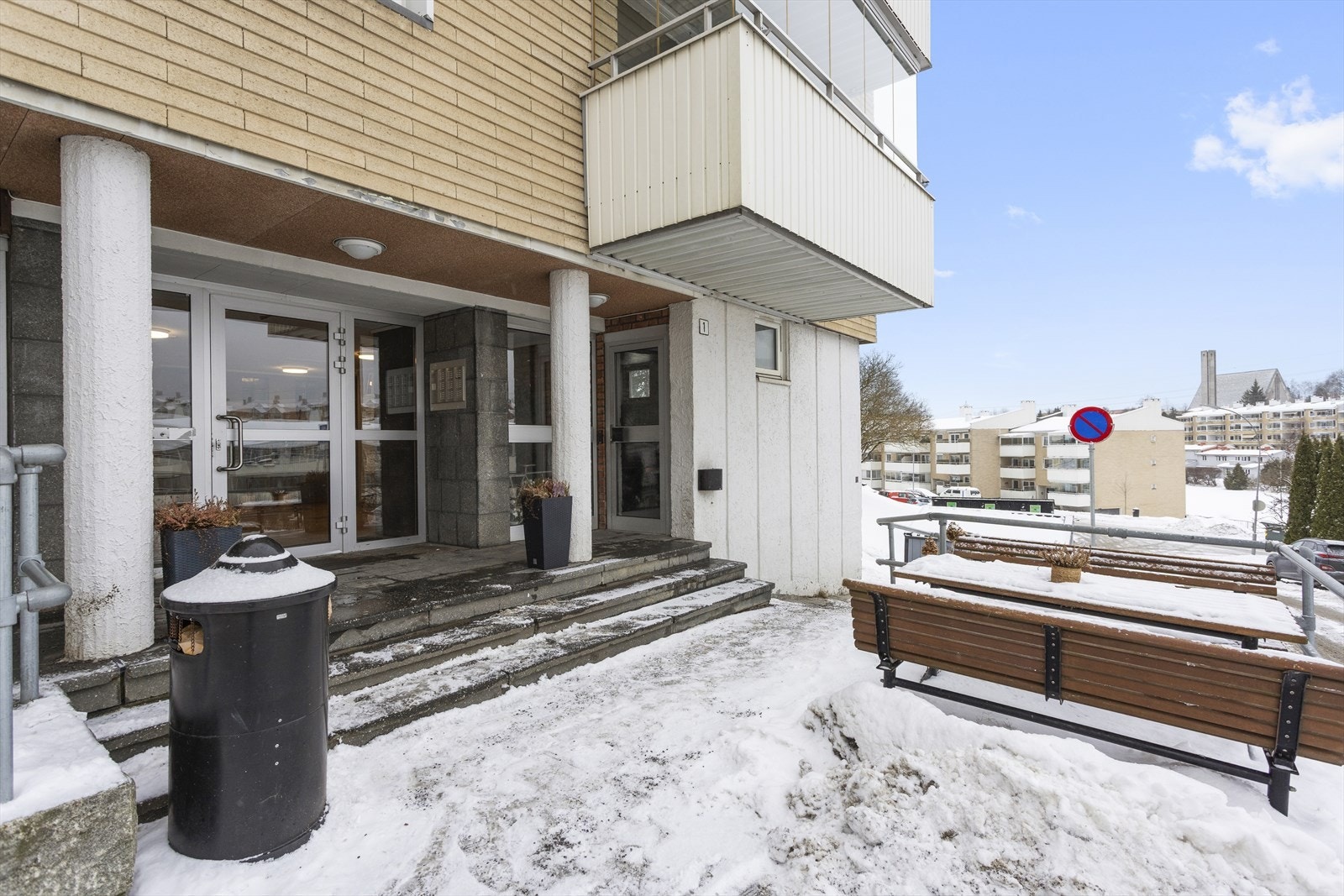 Bygget har heis, som gir enkel og trinnfri adkomst til leiligheten i 9. etasje. Galleribilde