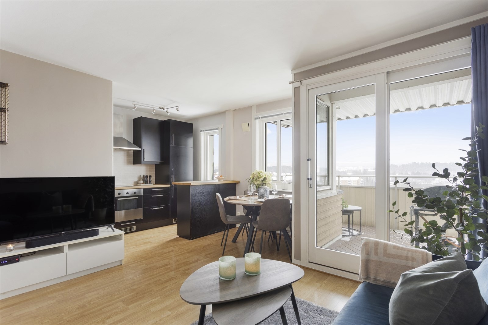 Leiligheten har en gjennomtenkt planløsning som utnytter arealet fullt ut, med en åpen løsning mellom stue og kjøkken og en praktisk sovealkove. Galleribilde