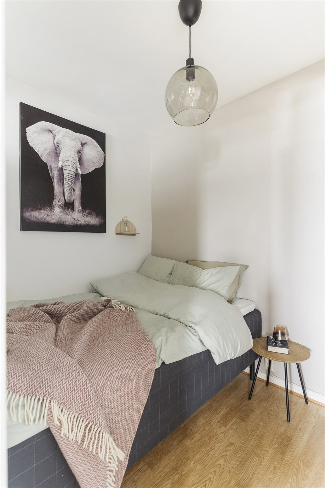 Sovealkoven har plass til både seng og oppbevaringsmøbler. Galleribilde