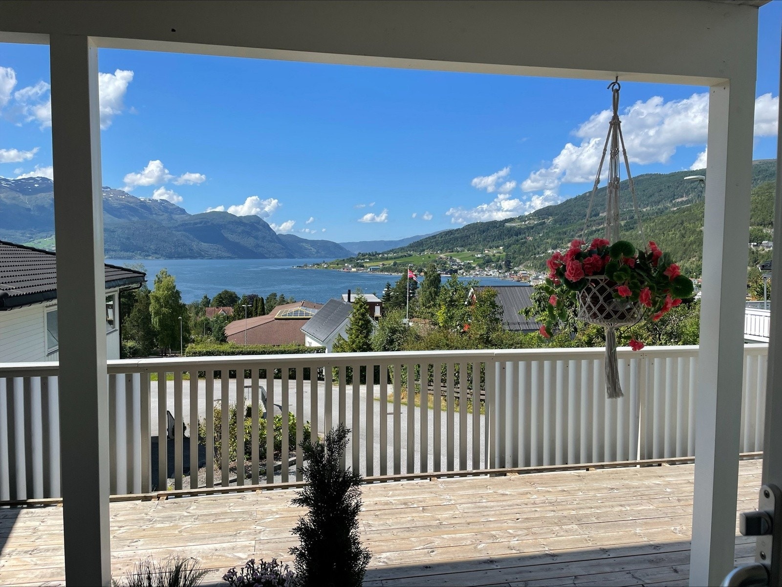 Utsikt frå balkong (sommar) Galleribilde