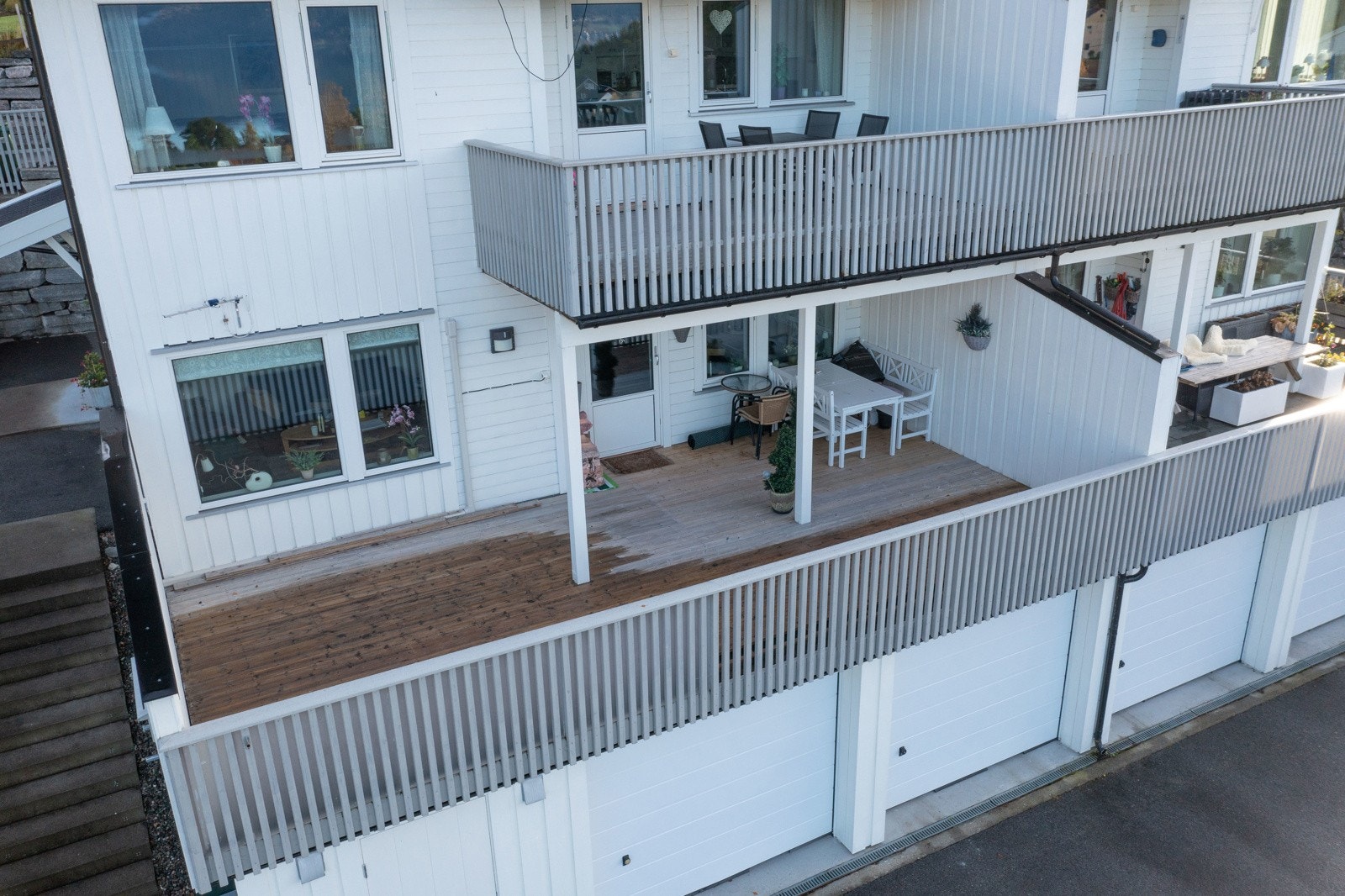 Dronefoto over balkong Galleribilde