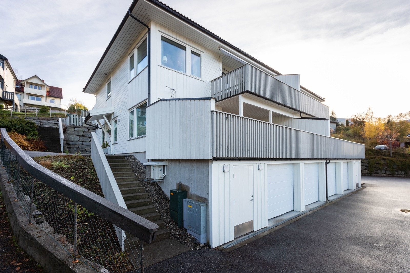 Fasade mot vest og felles garasjeanlegg. Leilegheita har 1 garasjeplass Galleribilde