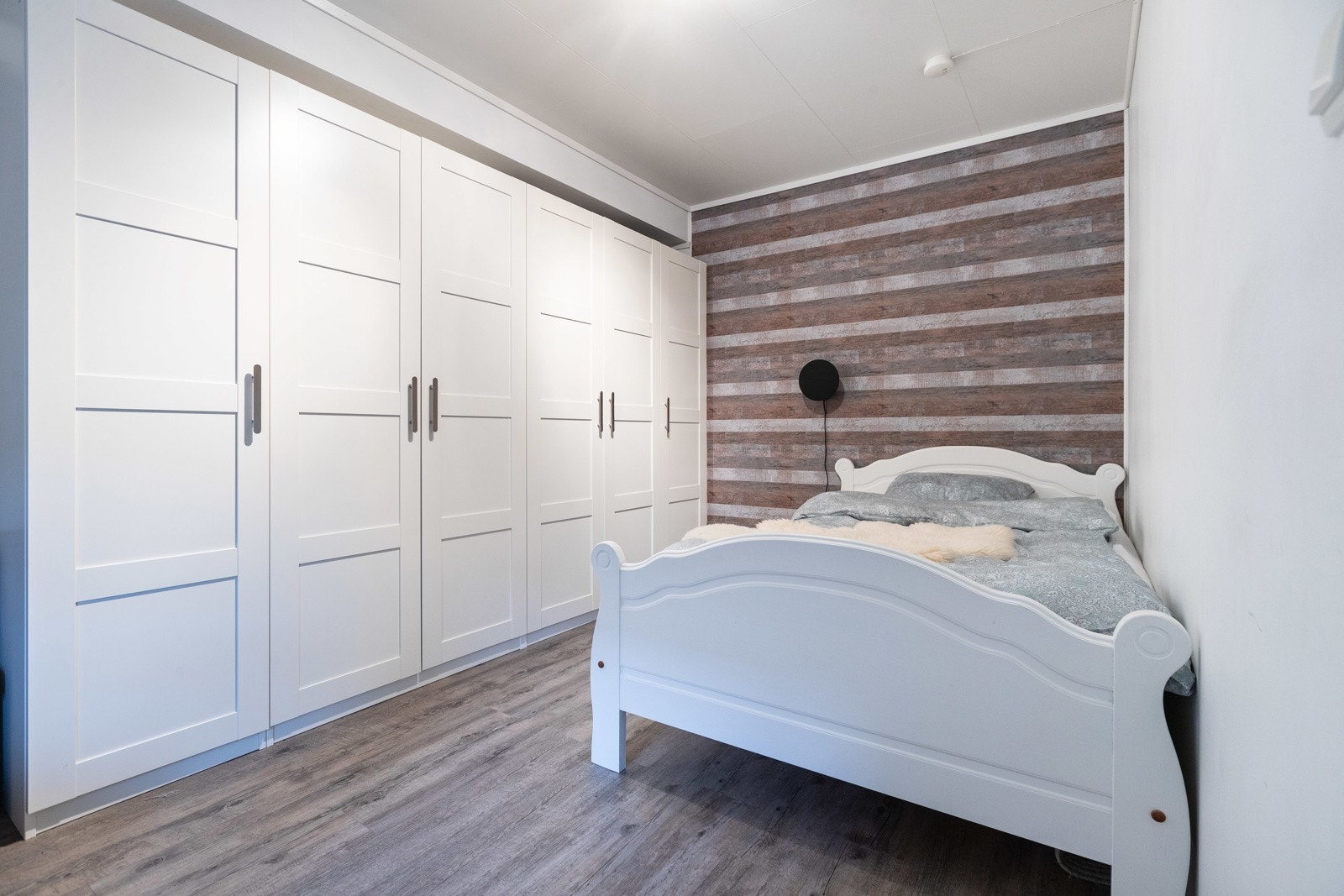 Soverom med garderobe Galleribilde