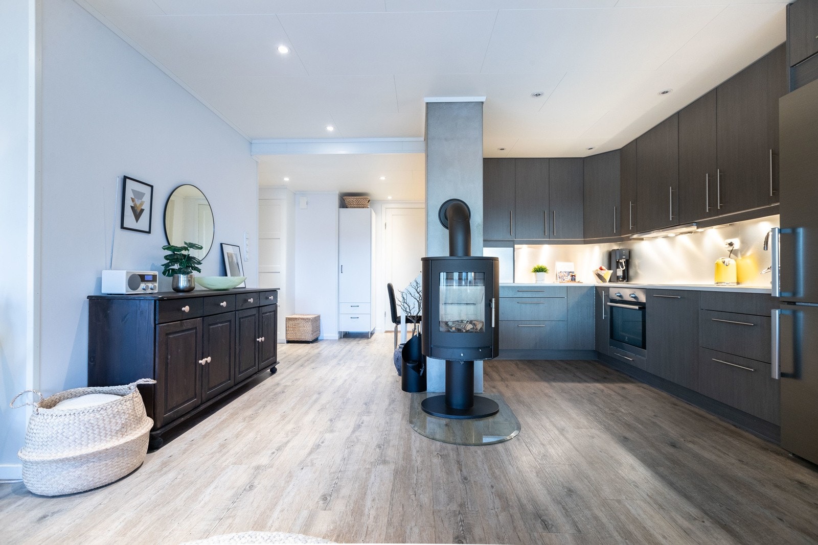 Det er opa løysing mellom stove og kjøkken Galleribilde