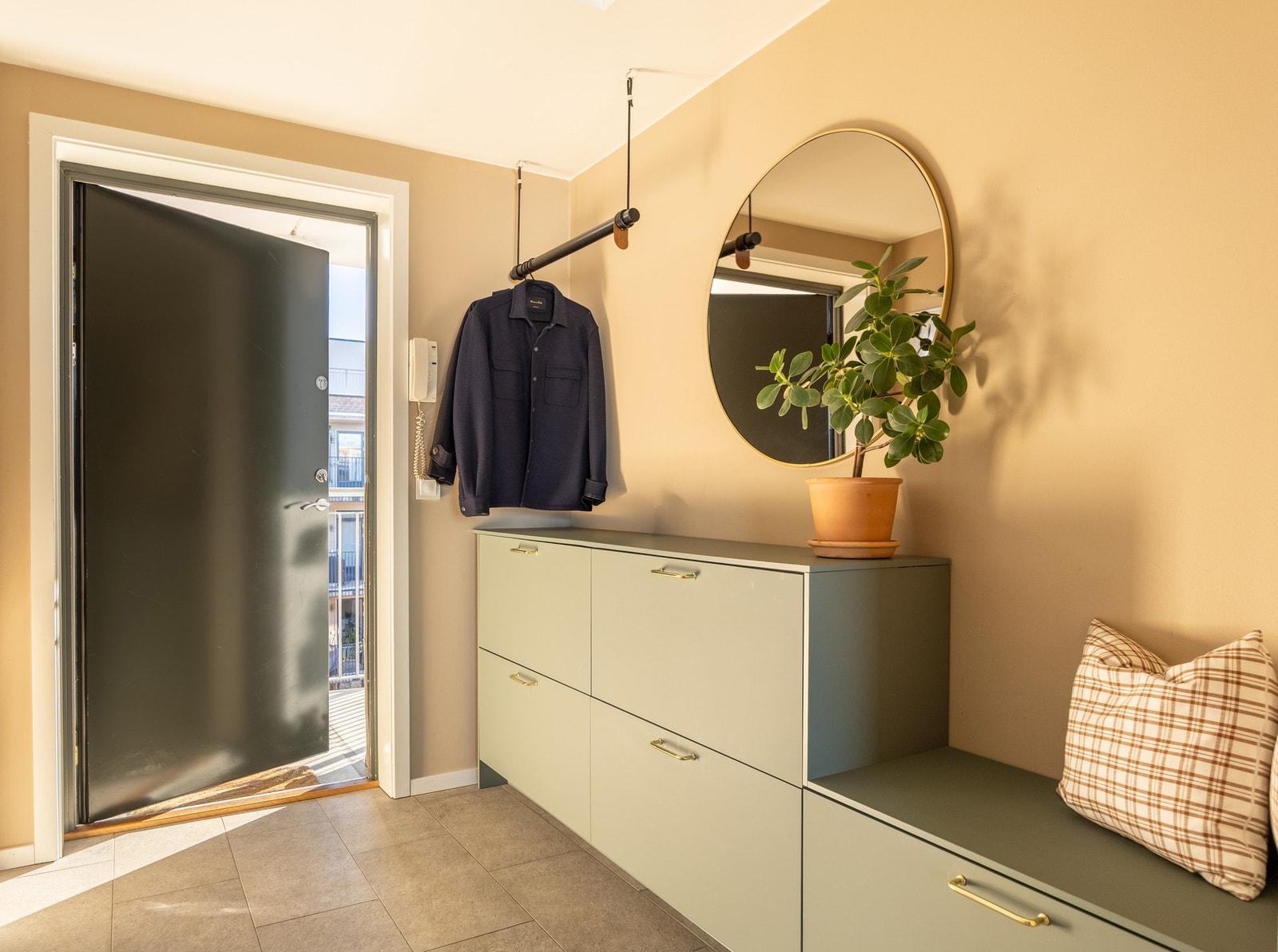 Romslig entré innredet med praktisk oppbevaringsløsning. Galleribilde