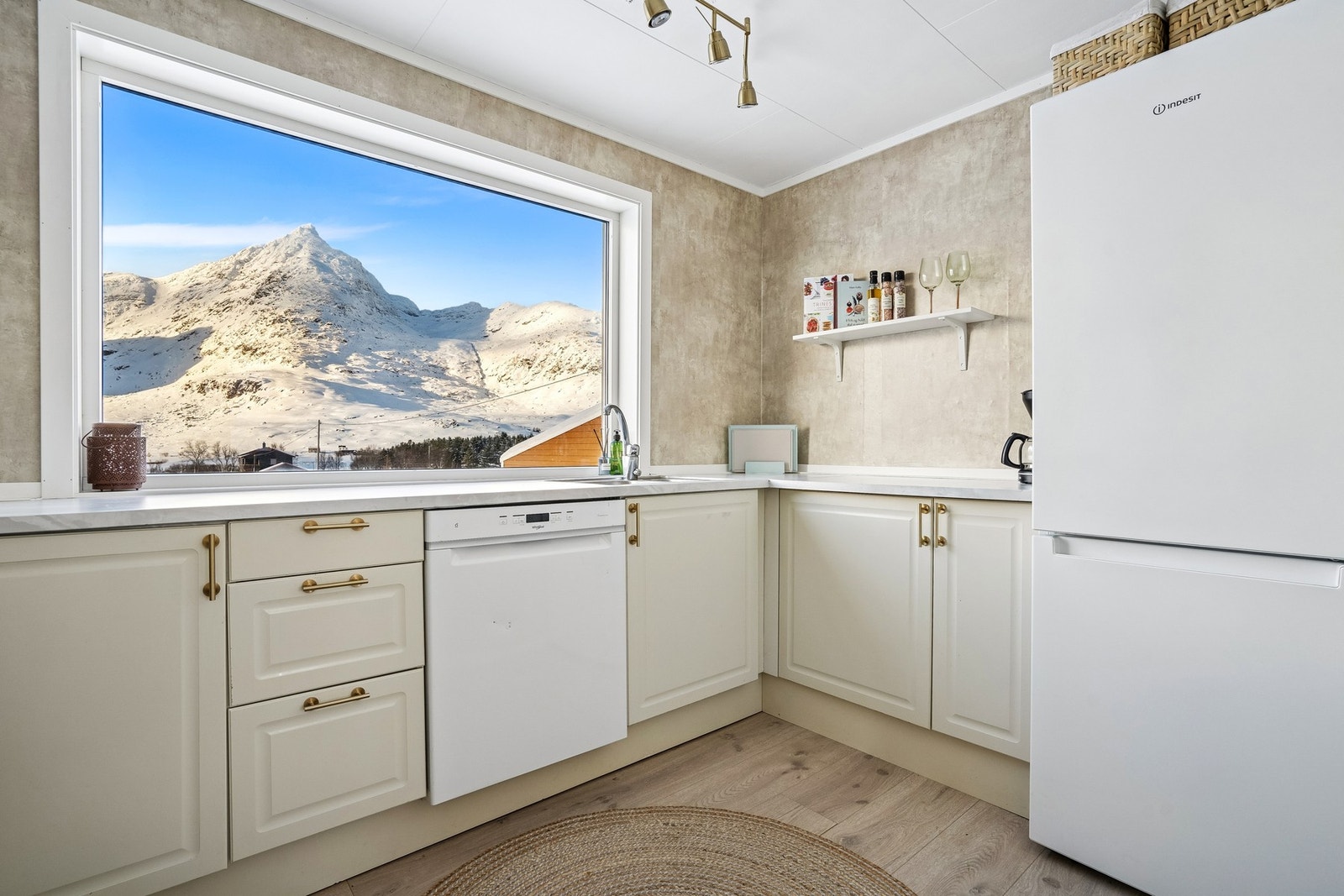 Her kan man lage middag og samtidig nyte utsikten ut mot Ristinden. Galleribilde