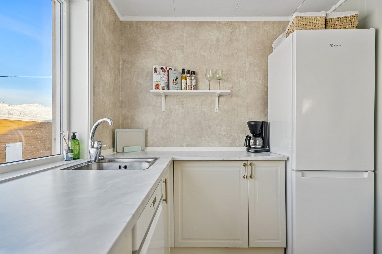 Av hvitevarer er det oppvaskmaskin, stekeovn, platetopp og kjøle/frys kombi. Galleribilde