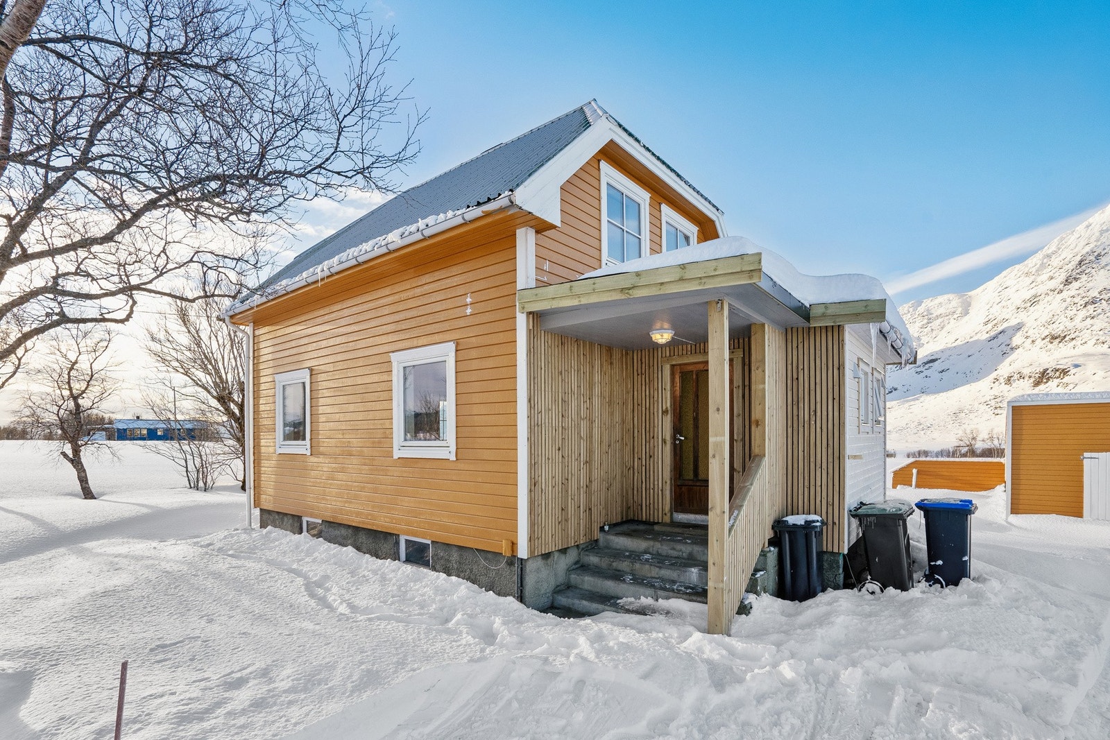 Eiendommen ligger usjenert til i et landlig og rolig område, med gode solforhold og vid utsikt. Galleribilde