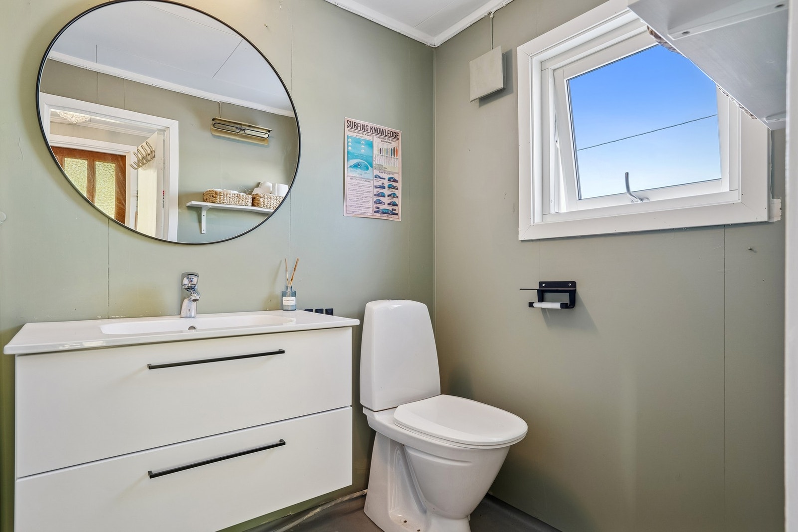 Bad hvor det er satt inn nyere baderomsinnredning og toalett. Galleribilde