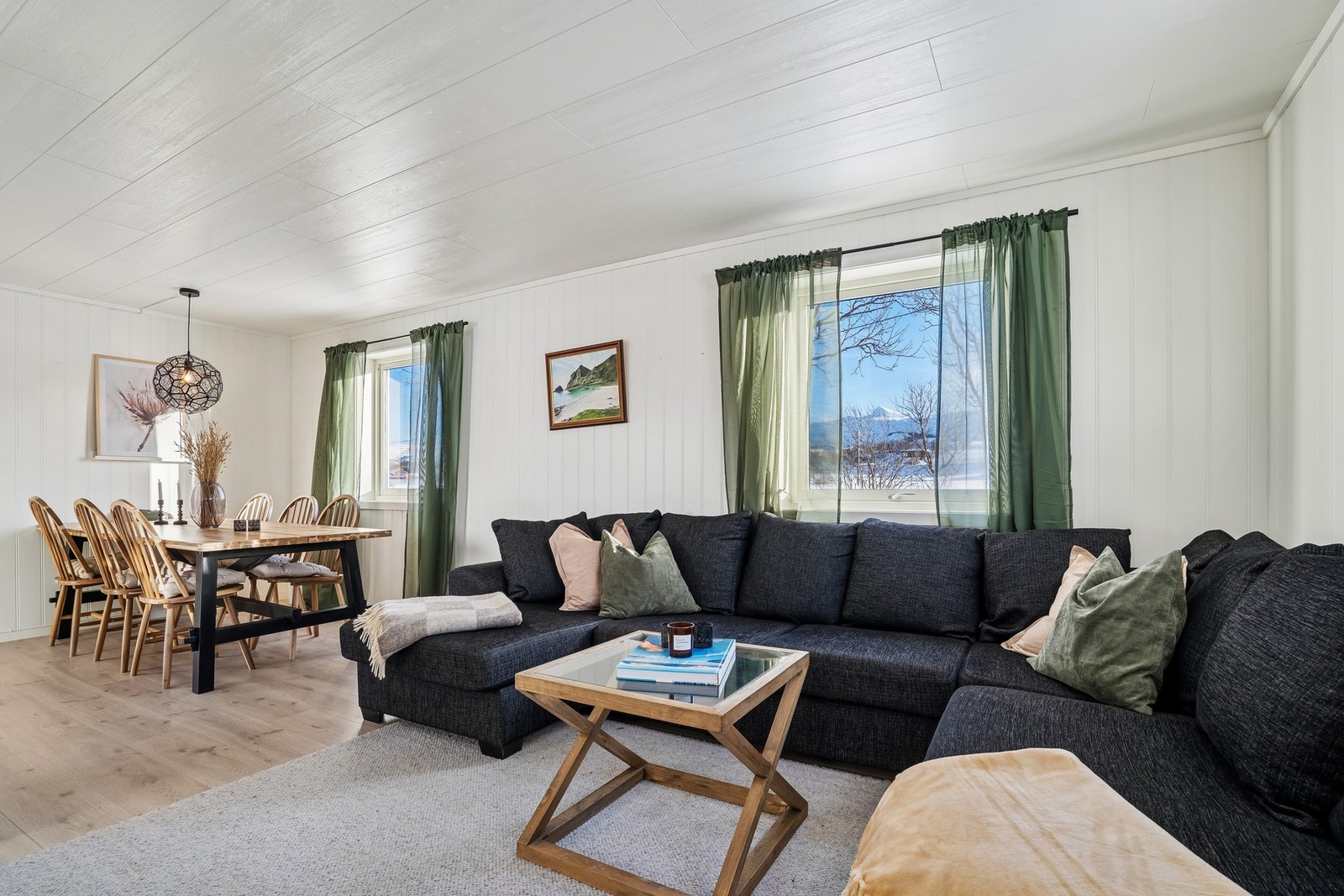 Stuen har plass til både sofa- og spisegruppe, samt flere vinduer som slipper inn rikelig med dagslys. Galleribilde