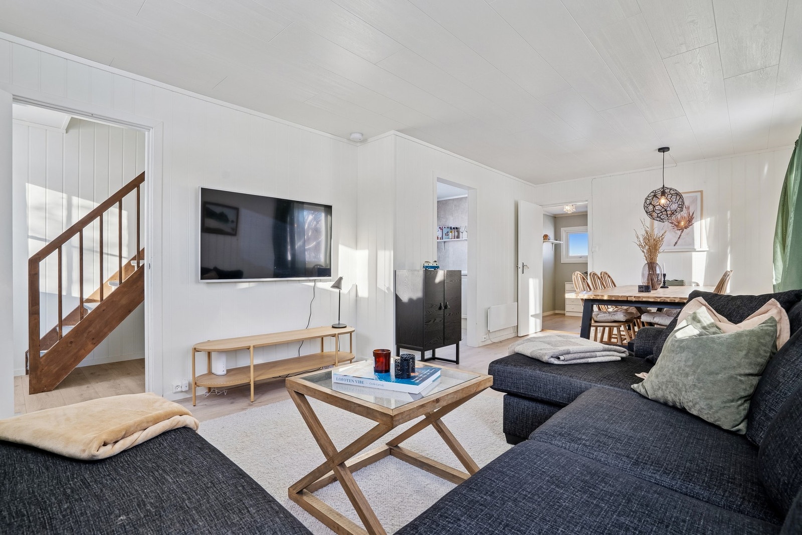 Innvendige overflater er delvis fornyet de siste årene og gir boligen en lys og behagelig romfølelse. Galleribilde