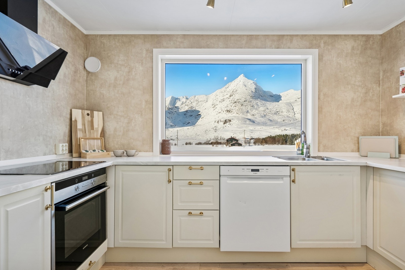 Boligen er opprinnelig fra 1937 og fremstår jevnlig vedlikeholdt og holder normal standard ut ifra byggeår. Galleribilde