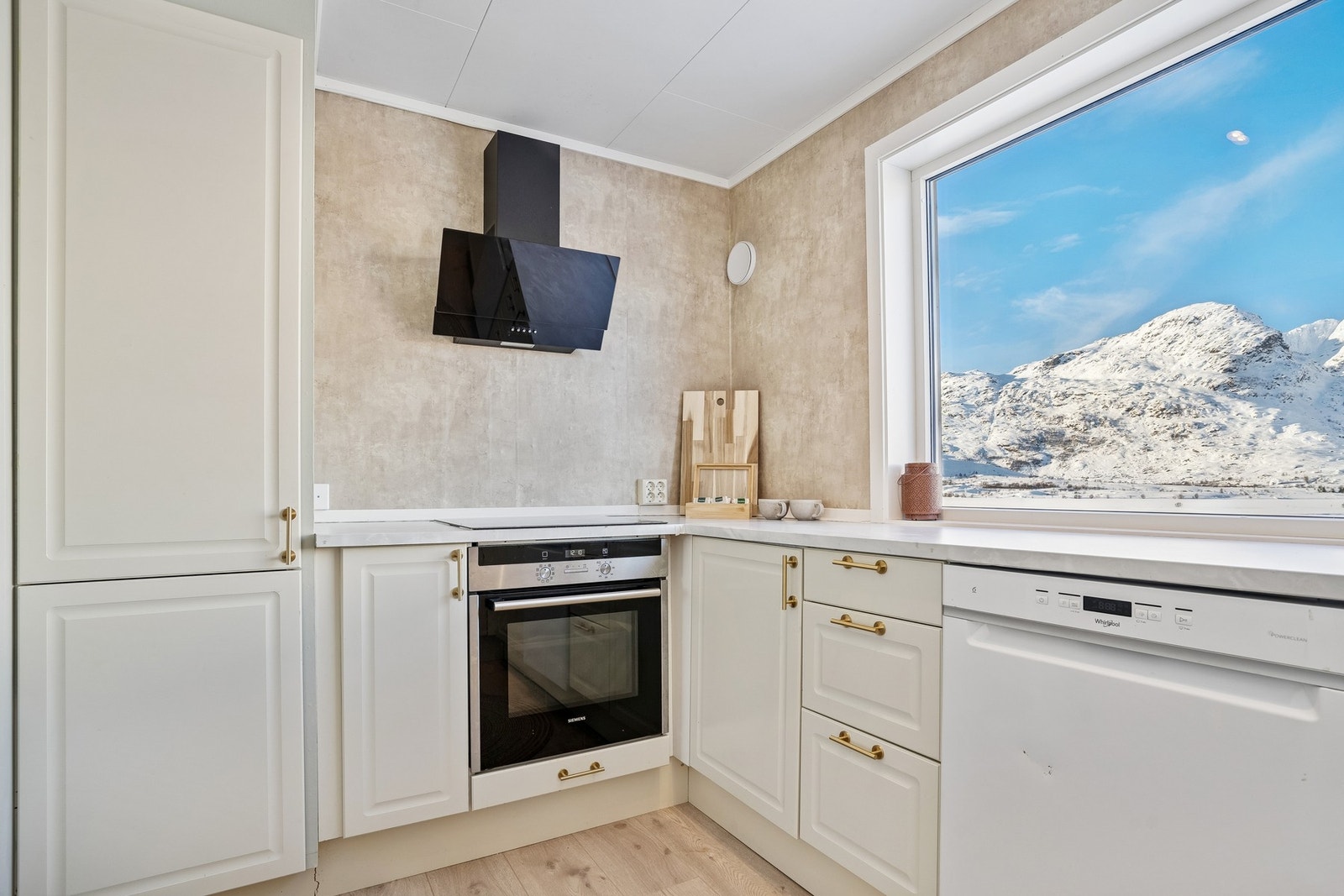 Lys kjøkkeninnredning med laminat benkeplate. Galleribilde