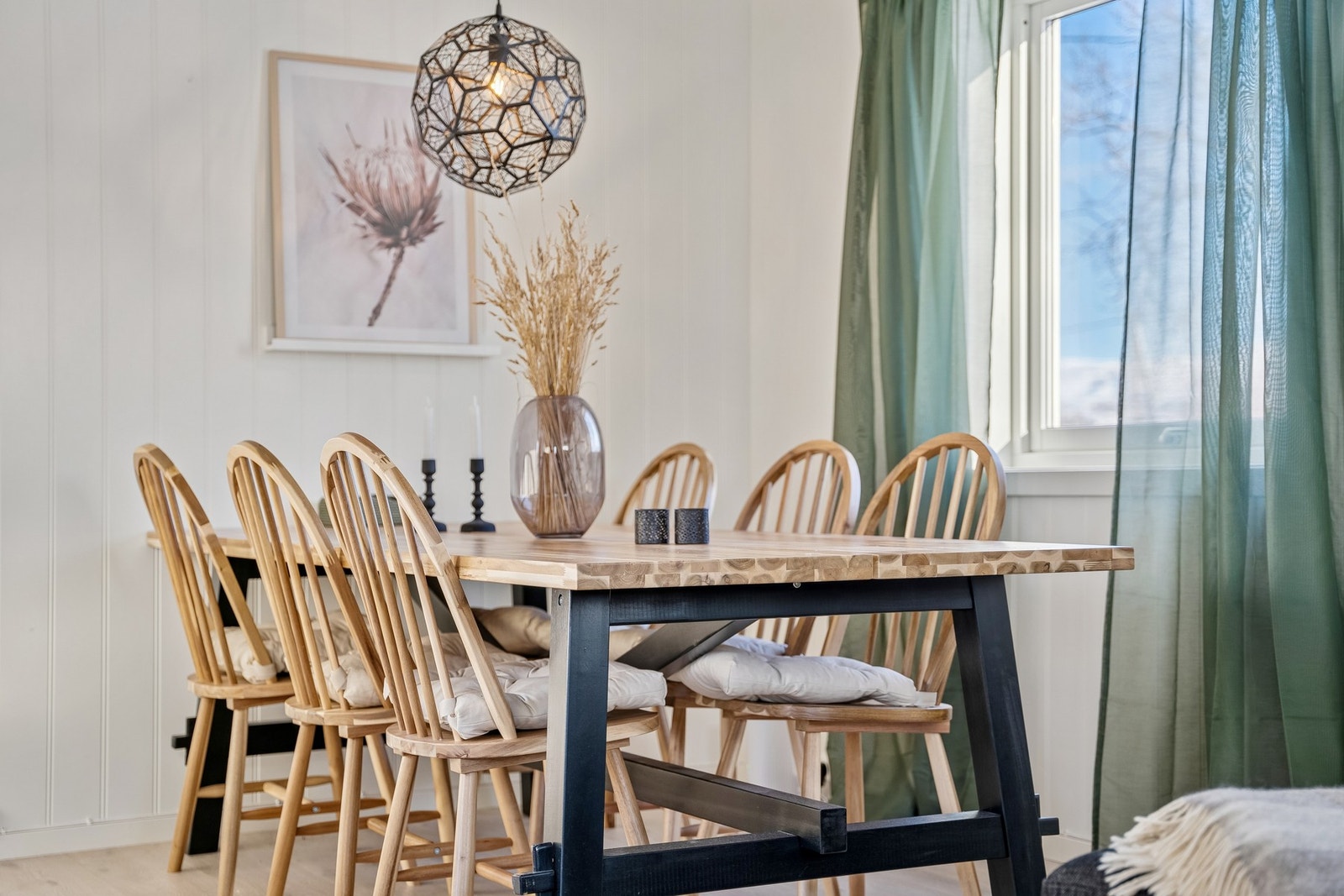 Stuen har laminat på gulvet og oppvarming via panelovner. Galleribilde