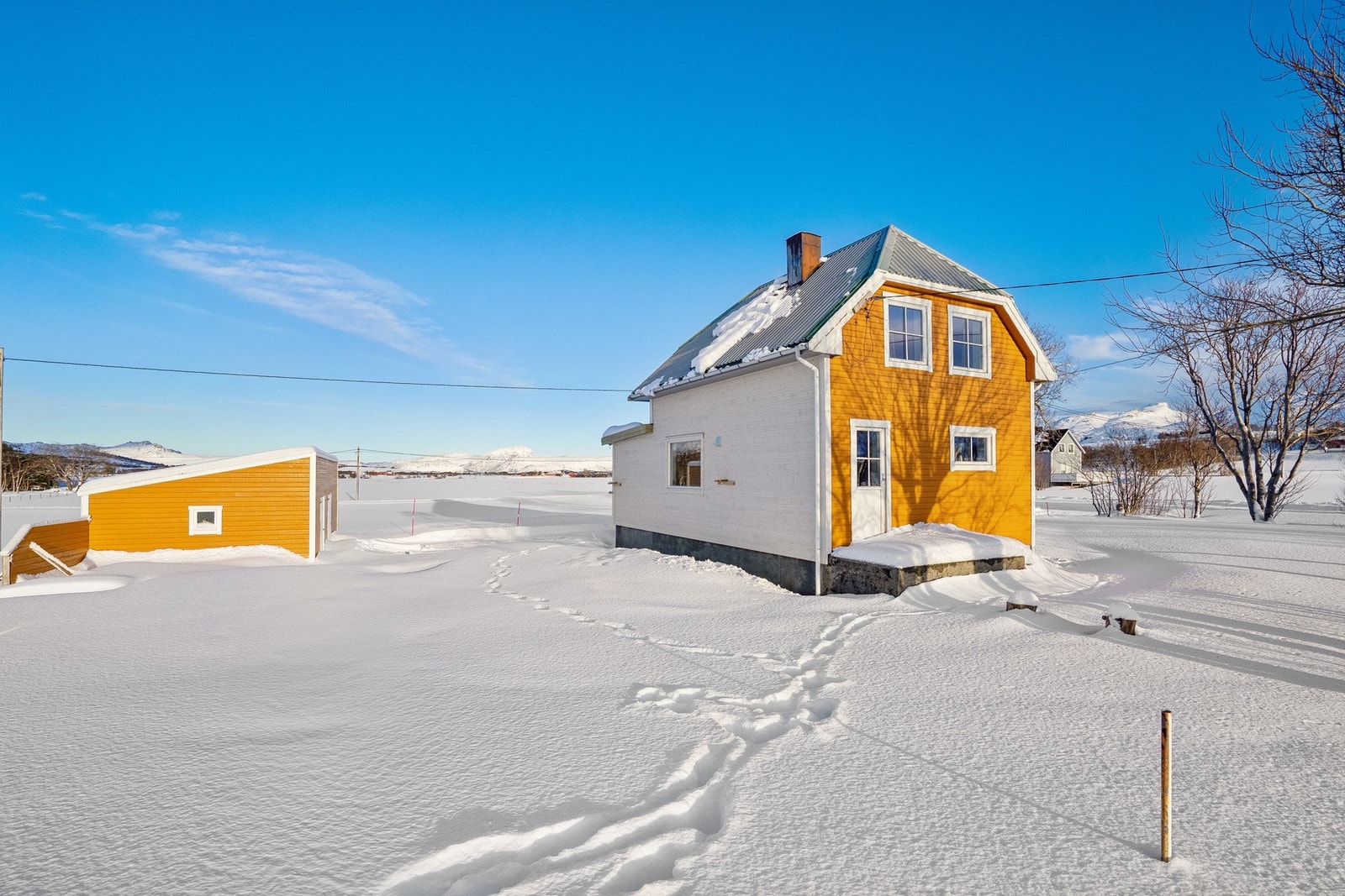 På eiendommen står det også et uthus som egner seg godt til lagring av hageredskaper og annet utstyr. Galleribilde