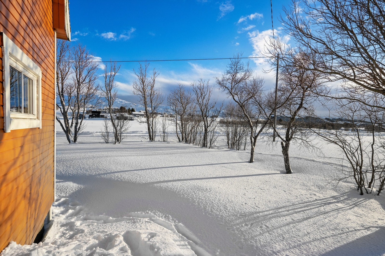 Fra eiendommen er det 7km inn til Leknes hvor man har alle nødvendige servicefasiliteter man trenger. Galleribilde