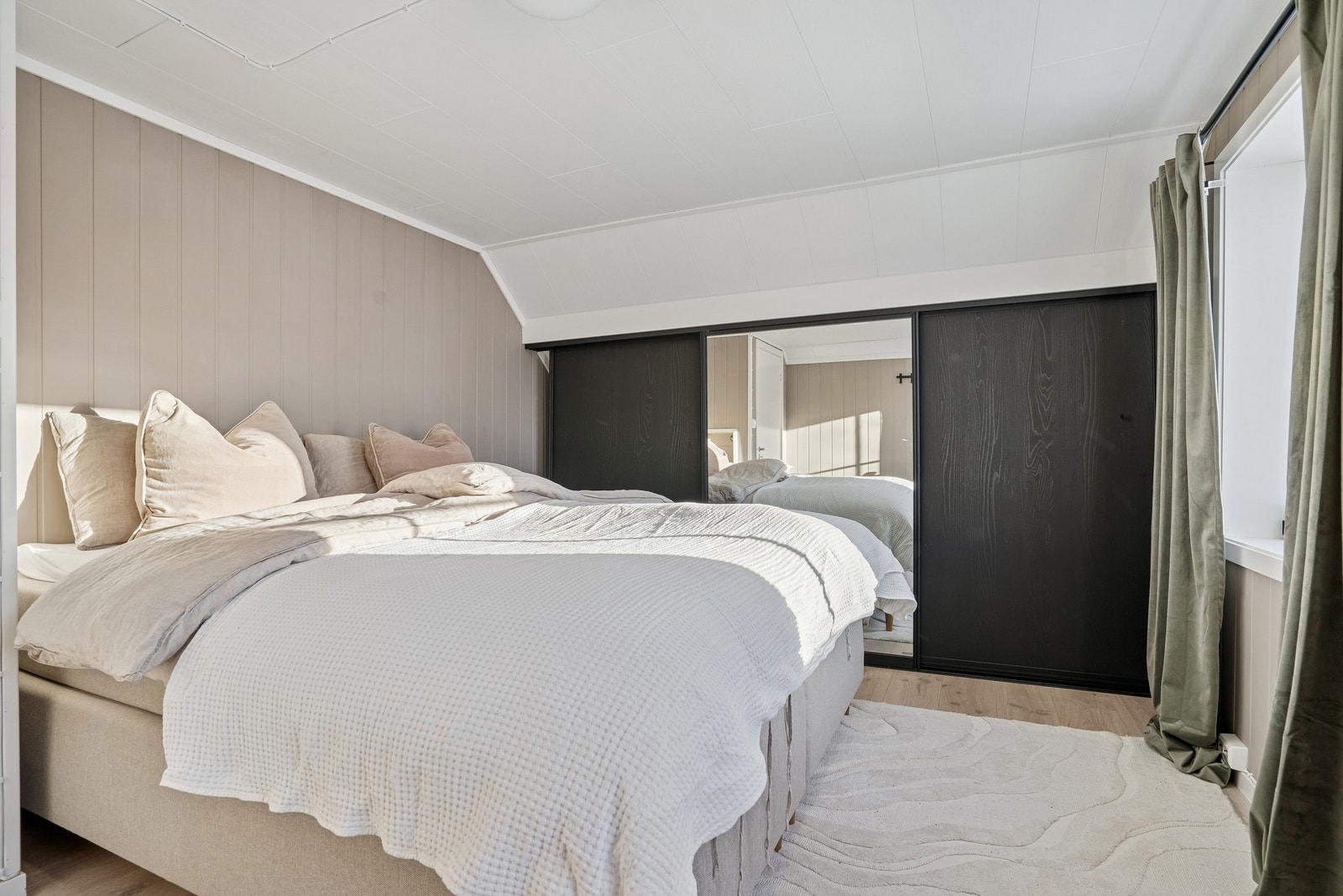 Hovedsoverom med plass til dobbeltseng og praktisk skyvedørsgarderobe. Galleribilde