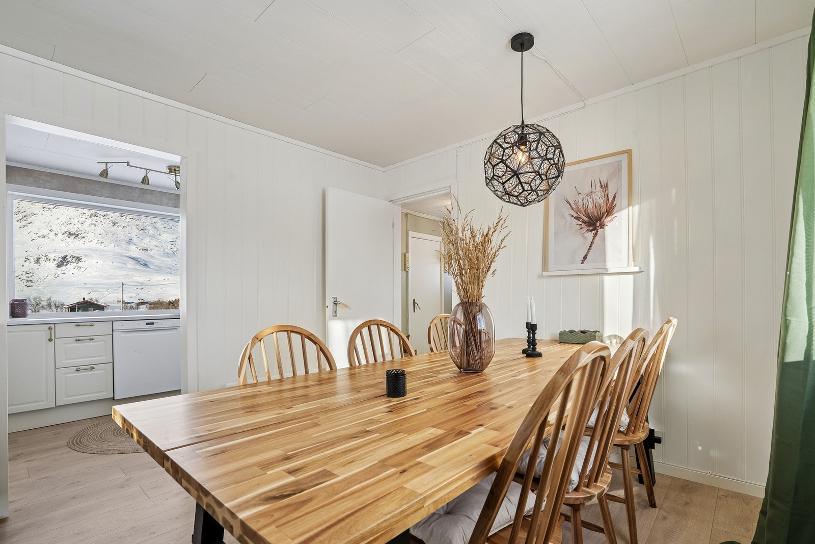 Spiseplassen ligger like ved kjøkkenet. Galleribilde