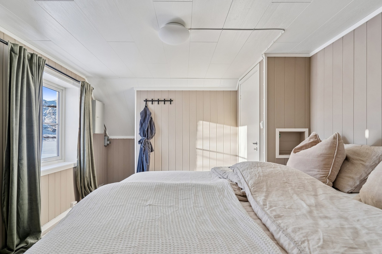 Legg merke til det innebygde nattbordet. Galleribilde