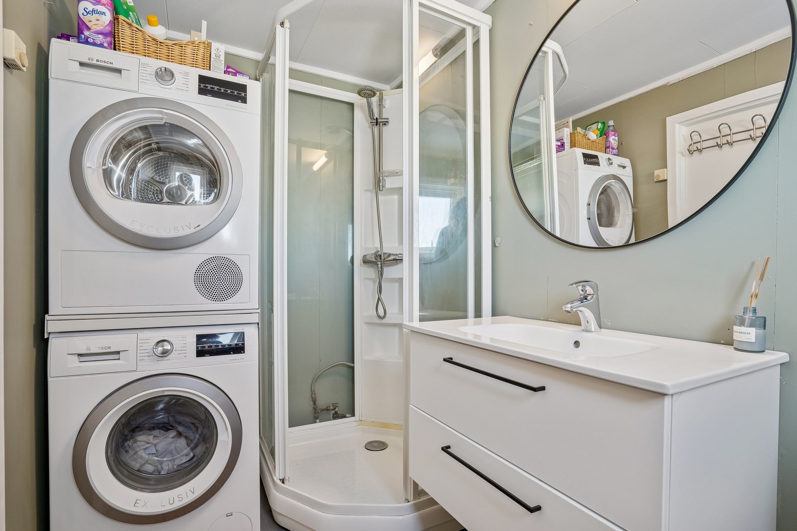 Det er også dusjkabinett og opplegg for vaskemaskin på badet. Galleribilde