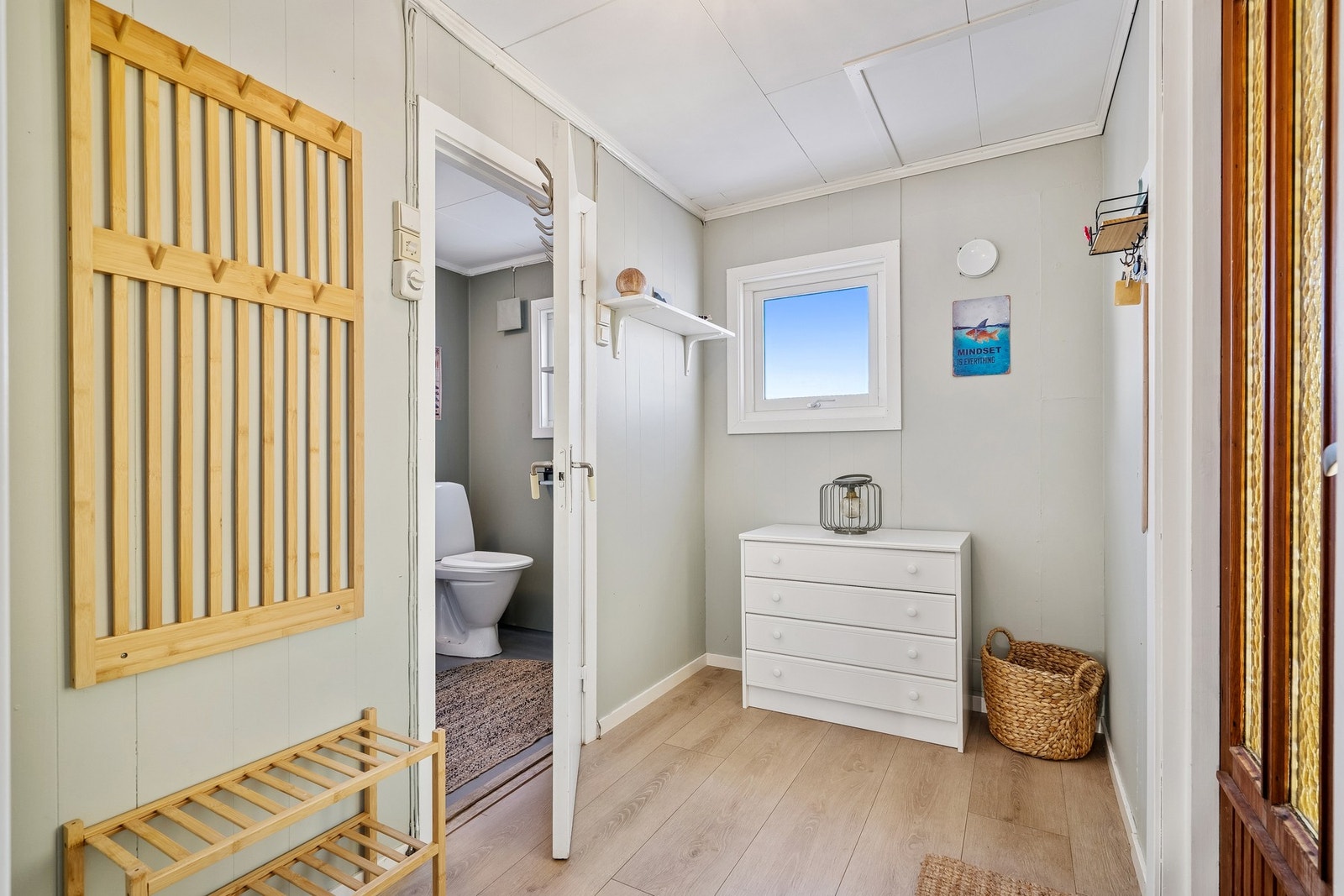 Gangen byr på god plass til å henge fra seg yttertøy, samt dør inn til badet. Galleribilde