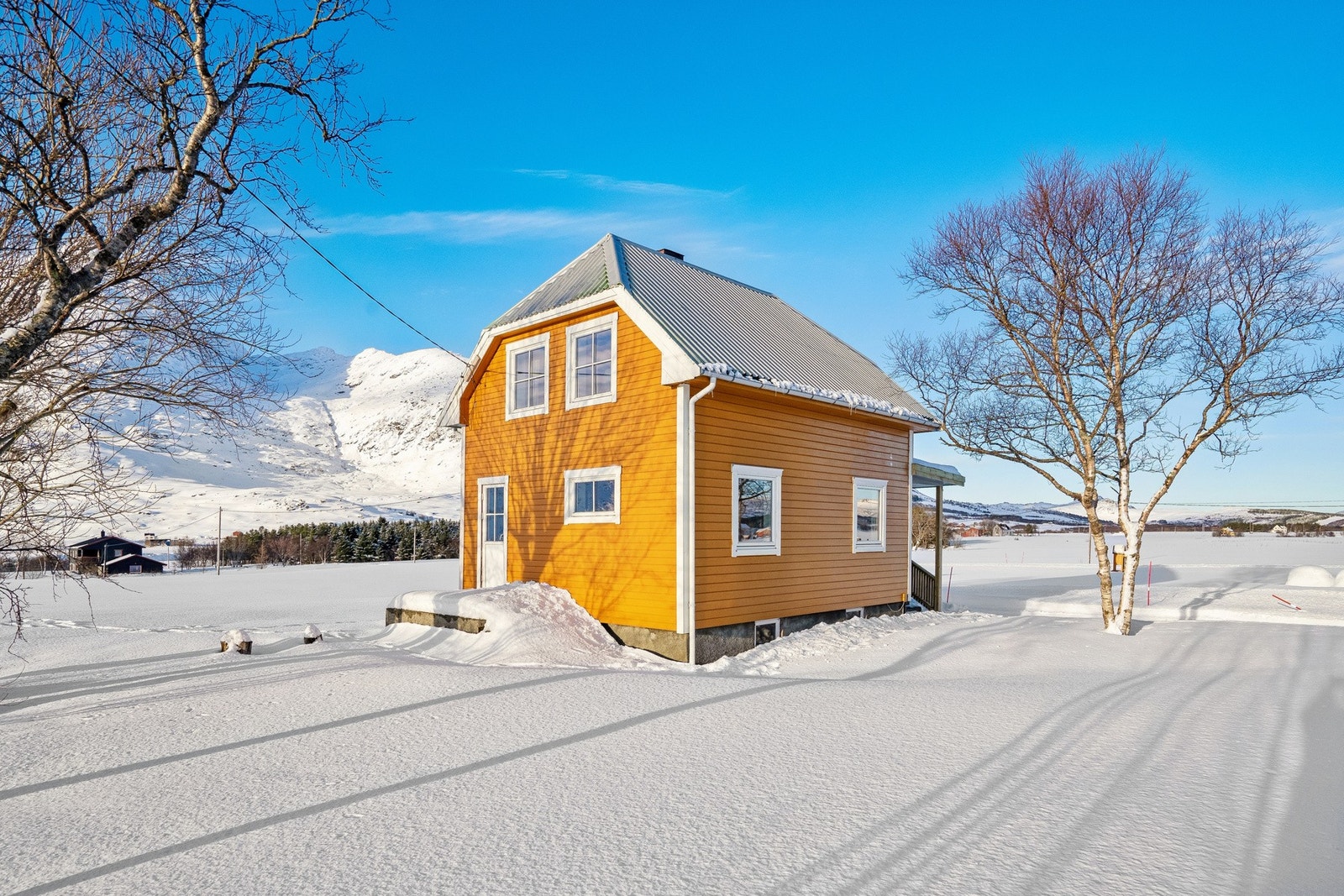 Tomten er på ca. 1436 kvm og byr på god med boltreplass for både store og små. Galleribilde