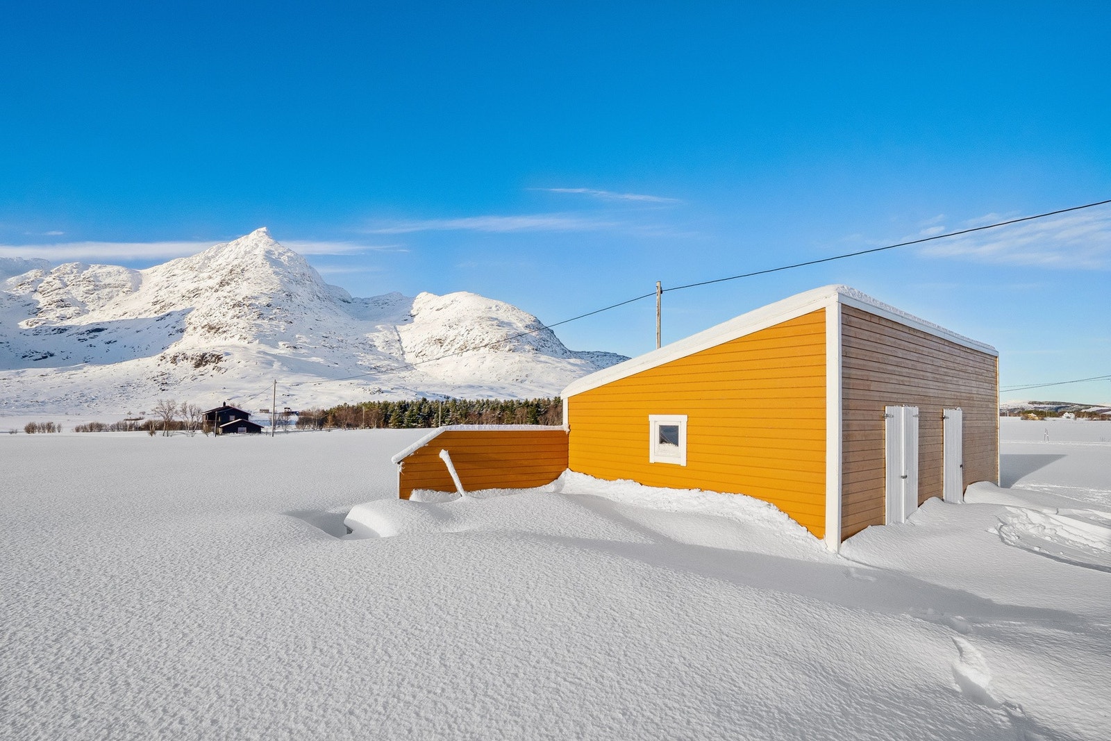 Det er flotte turmuligheter både rett utenfor døren og i nærområdet. I nærheten finner man blant annet de kjente strendene Hauklandsstranda og Vikstranda, samt Vestvågøyas høyeste topp, Himmeltind. Galleribilde