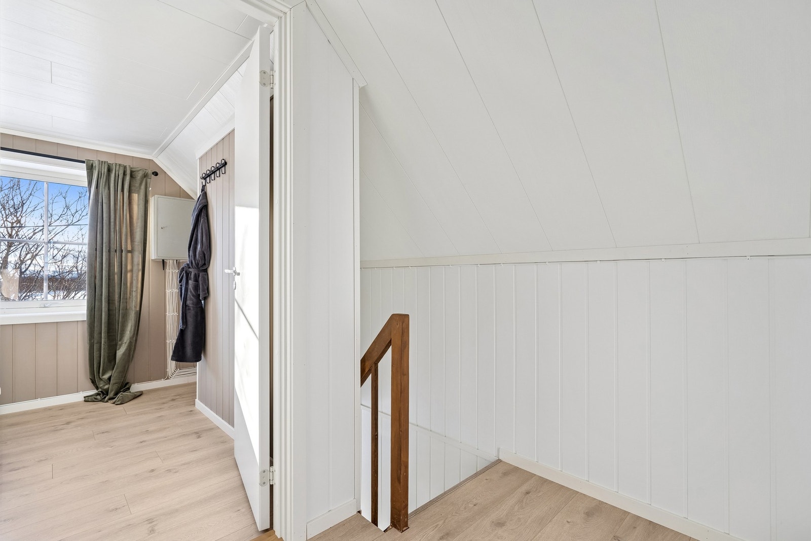 Loftet består av gang og 3 soverom. Galleribilde