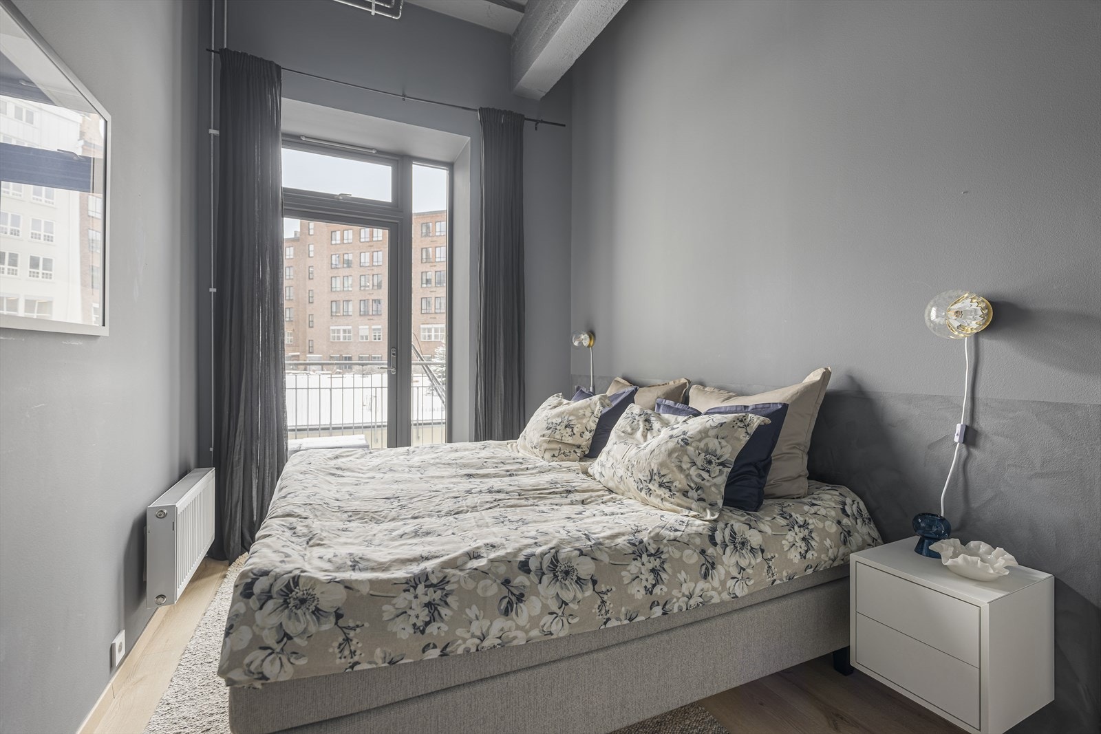 Hovedsoverommet er av god størrelse med plass til en dobbeltseng, tilhørende nattbord og annet ønskelig møblement. Galleribilde