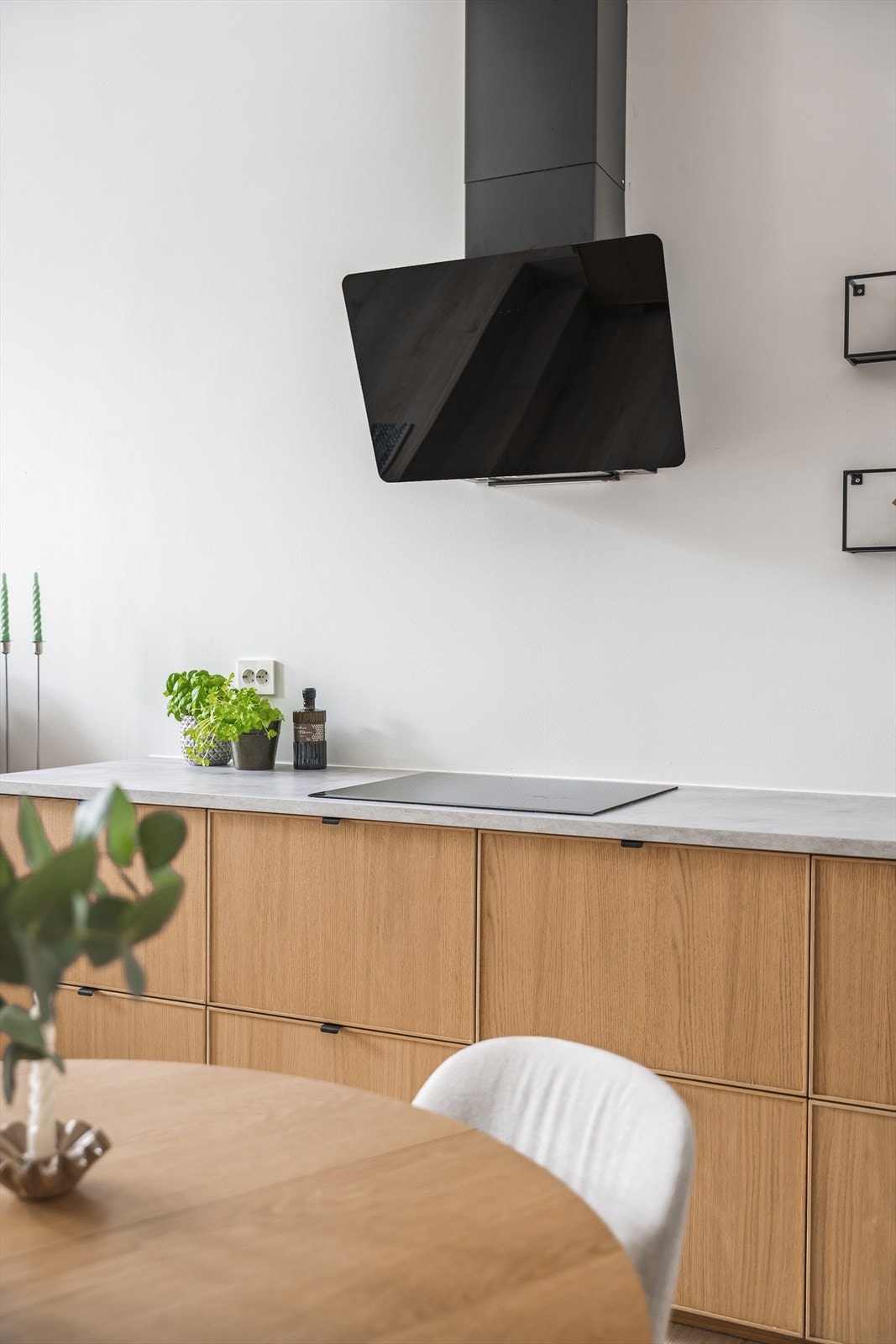 Hvitevarer som koketopp, stekeovn, oppvaskmaskin og kjøl-/fryseskap er integrert i innredningen. Galleribilde